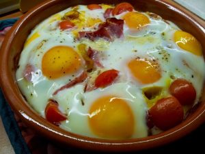 Huevo en Cazuela de Jamón Serrano